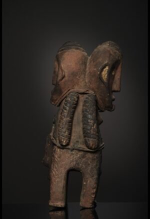 Découvrez ce fétiche Janus Fon du Bénin, représentant un couple homme-femme, une pièce rare destinée aux collectionneurs d’art africain.