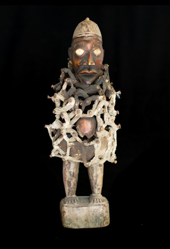 Découvrez notre sélection d’**objets fétichistes africains**, de sculptures rituelles, Nkisi et Nkondi issus de différentes traditions d’Afrique. Chaque pièce s’adresse aux collectionneurs et amateurs d’art africain à la recherche d’objets anciens, singuliers et porteurs d’une histoire culturelle.
