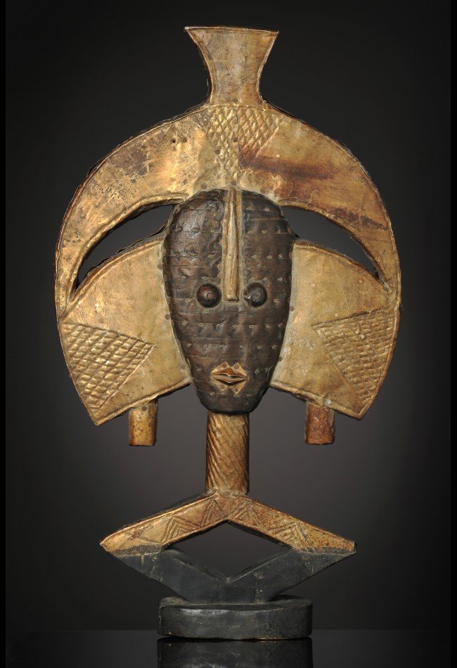 Découvrez une rare Figure de reliquaire Ndassa Bakota du Gabon, remarquable sculpture rituelle en bois et cuivre. Une pièce authentique destinée aux collectionneurs et passionnés d'art africain ancien.