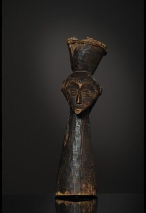 Découvrez ce gardien de lit Toma du Libéria, rare objet d’art africain en bois, destiné aux collectionneurs et amateurs de masques, reliques et objets anciens.