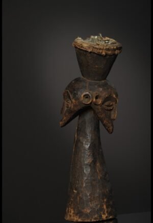 Découvrez ce gardien de lit Toma du Libéria, rare objet d’art africain en bois, destiné aux collectionneurs et amateurs de masques, reliques et objets anciens.