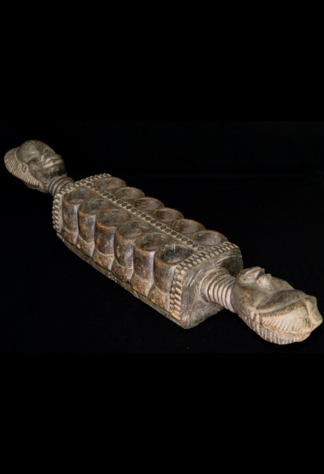 Découvrez notre sélection d’objets usuels d’art africain, dont des jeux traditionnels, pièces anciennes et objets de collection provenant de différentes régions d’Afrique. Ces pièces s’adressent aux collectionneurs, amateurs de masques, sculptures, objets rituels et objets du quotidien africains. Chaque œuvre raconte une histoire et témoigne d’un savoir-faire, d’une culture et d’un patrimoine singulier.