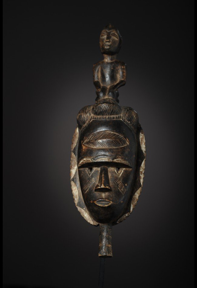 Découvrez notre sélection de masques Baoulé de Côte d’Ivoire, sculptures anciennes et pièces d’art africain recherchées par les collectionneurs et amateurs de patrimoine africain. Chaque masque se distingue par son esthétique, ses motifs traditionnels et, lorsque disponible, sa provenance documentée.