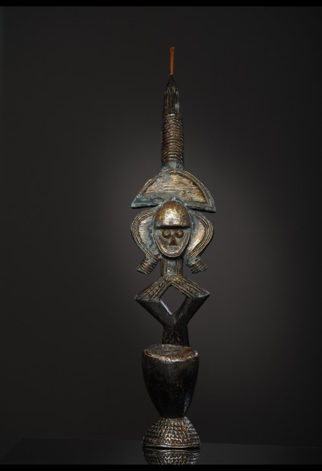 Authentique pipe en bronze Marka du Mali, réalisée en bronze martelé. Une pièce ancienne et rare destinée aux collectionneurs et amateurs d'art africain, d'objets ethniques et de bronzes traditionnels.