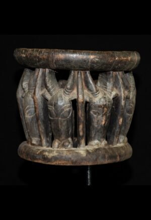 **Objets usuels africains anciens** : découvrez une sélection de pièces authentiques issues des traditions africaines. Tabourets, ustensiles, objets de collection et mobiliers traditionnels racontent l’histoire et le savoir-faire de différentes cultures du continent. Une sélection destinée aux collectionneurs et amateurs d’art africain à la recherche de pièces originales et chargées d’histoire.