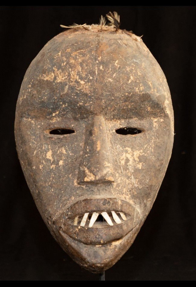 masque-a-dents-dan-cote-divoire (2) Découvrez notre sélection de masques anciens Dan de Côte d’Ivoire, recherchés par les collectionneurs et amateurs d’art africain. Chaque masque témoigne de la richesse esthétique et culturelle des traditions Dan.