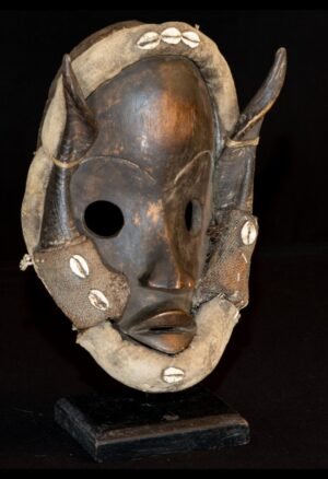 Découvrez notre sélection de **masques africains Dan de Côte d’Ivoire**, recherchés par les collectionneurs et amateurs d’art africain. Ces pièces mettent en valeur l’esthétique, les symboles et le savoir-faire de l’ethnie Dan ou Yacouba. Explorez des masques anciens et objets de collection soigneusement sélectionnés pour leur caractère, leur histoire et leur intérêt patrimonial.