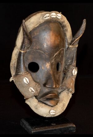 Découvrez notre sélection de **masques africains Dan de Côte d’Ivoire**, recherchés par les collectionneurs et amateurs d’art africain. Ces pièces mettent en valeur l’esthétique, les symboles et le savoir-faire de l’ethnie Dan ou Yacouba. Explorez des masques anciens et objets de collection soigneusement sélectionnés pour leur caractère, leur histoire et leur intérêt patrimonial.