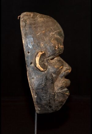 Découvrez notre sélection de masques africains anciens, pièces ethnographiques et objets d’art africain recherchés par les collectionneurs. Chaque masque témoigne d’un savoir-faire traditionnel et d’une histoire culturelle unique.