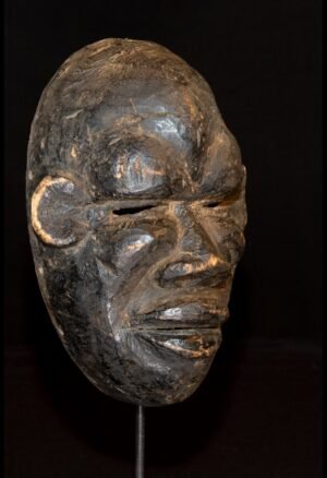 Découvrez notre sélection de masques africains anciens, pièces ethnographiques et objets d’art africain recherchés par les collectionneurs. Chaque masque témoigne d’un savoir-faire traditionnel et d’une histoire culturelle unique.
