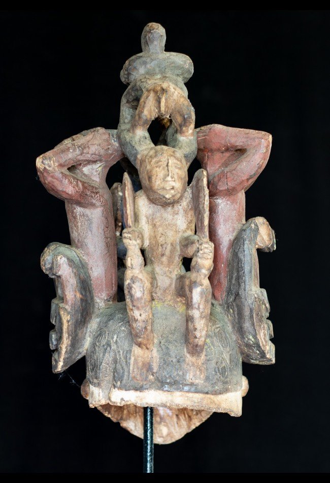 Découvrez notre sélection de masques et objets d'art Yoruba : pièces authentiques, sculptures anciennes et objets de collection issus du patrimoine artistique d'Afrique de l'Ouest. Une collection dédiée aux amateurs d'art africain, collectionneurs et passionnés d'objets rares.