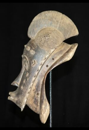 Découvrez notre sélection de **Masques Baoulé de Côte d’Ivoire**, pièces d’art africain recherchées par les collectionneurs et amateurs d’objets anciens. Sculptés dans le bois et caractérisés par leurs coiffures, scarifications et patines d’usage, ces masques témoignent du savoir-faire artistique et de la richesse culturelle Baoulé.