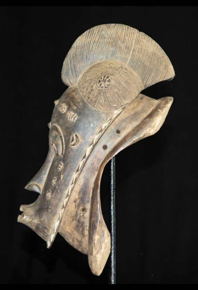 masque-baoule-cote-divoire (1) Découvrez notre sélection de **Masques Baoulé de Côte d’Ivoire**, pièces d’art africain recherchées par les collectionneurs et amateurs d’objets anciens. Sculptés dans le bois et caractérisés par leurs coiffures, scarifications et patines d’usage, ces masques témoignent du savoir-faire artistique et de la richesse culturelle Baoulé.