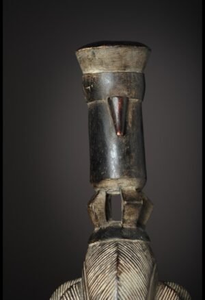 Découvrez notre sélection de masques Baoulé de Côte d’Ivoire, des pièces d’art africain recherchées par les collectionneurs et amateurs d’antiquités. Sculptures, masques anciens et objets de patrimoine témoignent de la richesse esthétique et culturelle du peuple Baoulé.