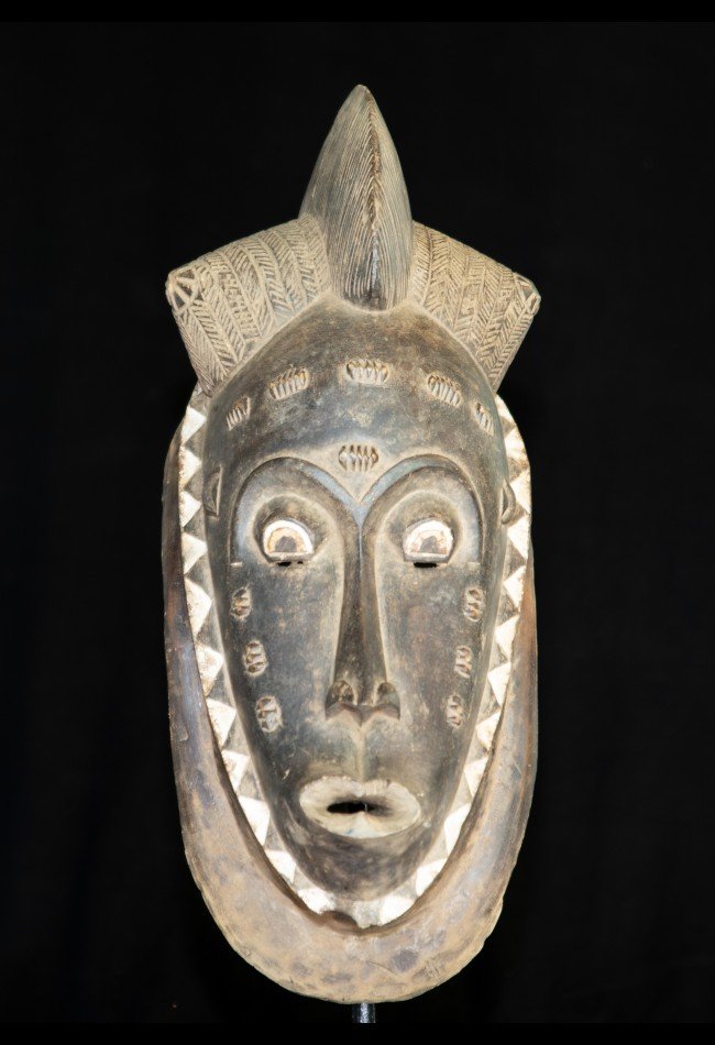 Découvrez notre sélection de **Masques Baoulé de Côte d’Ivoire**, pièces d’art africain recherchées par les collectionneurs et amateurs d’objets anciens. Sculptés dans le bois et caractérisés par leurs coiffures, scarifications et patines d’usage, ces masques témoignent du savoir-faire artistique et de la richesse culturelle Baoulé.