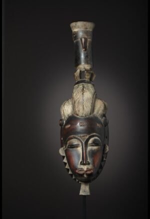 Découvrez notre sélection de masques Baoulé de Côte d’Ivoire, des pièces d’art africain recherchées par les collectionneurs et amateurs d’antiquités. Sculptures, masques anciens et objets de patrimoine témoignent de la richesse esthétique et culturelle du peuple Baoulé.