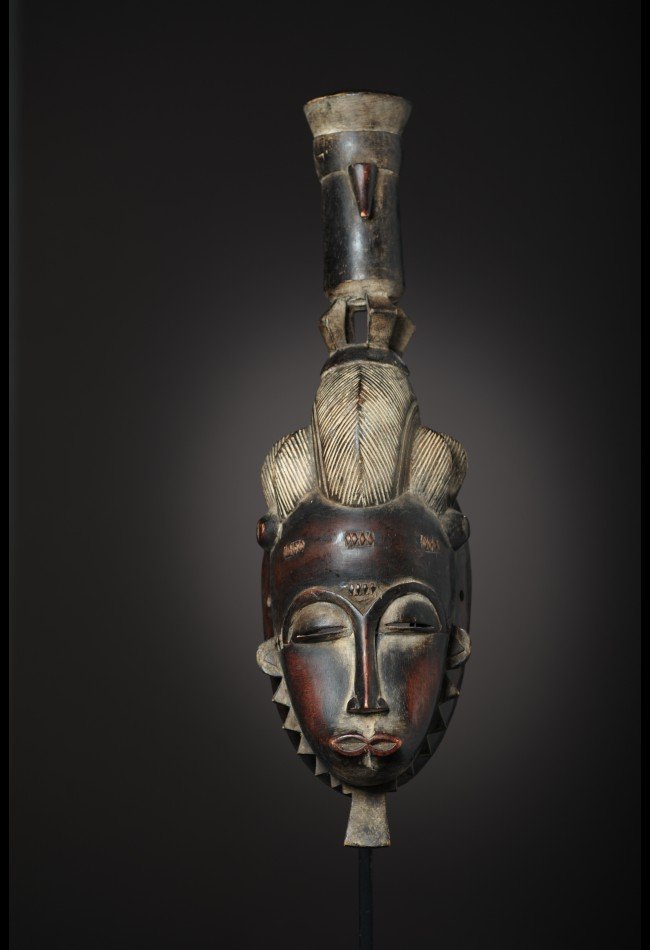 Découvrez notre sélection de masques Baoulé de Côte d’Ivoire, des pièces d’art africain recherchées par les collectionneurs et amateurs d’antiquités. Sculptures, masques anciens et objets de patrimoine témoignent de la richesse esthétique et culturelle du peuple Baoulé.