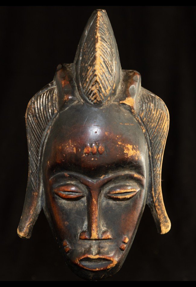 Découvrez notre sélection de masques Baoulé de Côte d’Ivoire, des pièces d’art africain recherchées par les collectionneurs et amateurs d’objets traditionnels. Sculptures en bois, expressions symboliques et savoir-faire ancestral témoignent de la richesse de l’art Baoulé.