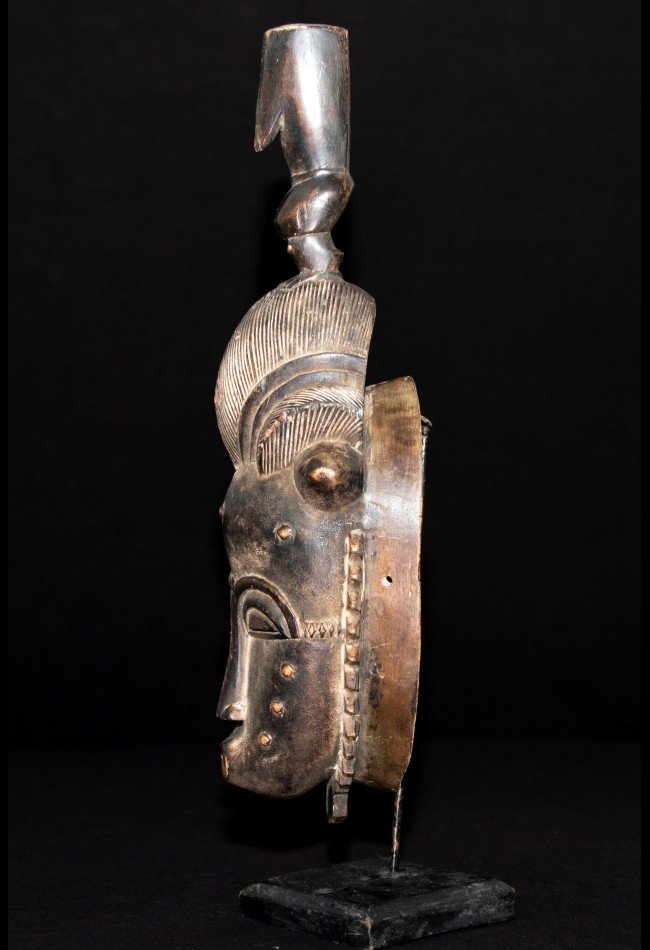 masque-baoule-kple-kple-cote-divoire (1) Masque Kpan Goli Baoulé de Côte d’Ivoire, remarquable pièce d’art africain destinée aux collectionneurs et amateurs de masques traditionnels. Une sculpture associée au Goli, avec une provenance historique liée à la région de Bouaké.