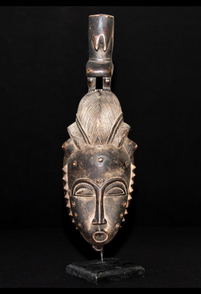 Masque Kpan Goli Baoulé de Côte d’Ivoire, remarquable pièce d’art africain destinée aux collectionneurs et amateurs de masques traditionnels. Une sculpture associée au Goli, avec une provenance historique liée à la région de Bouaké.