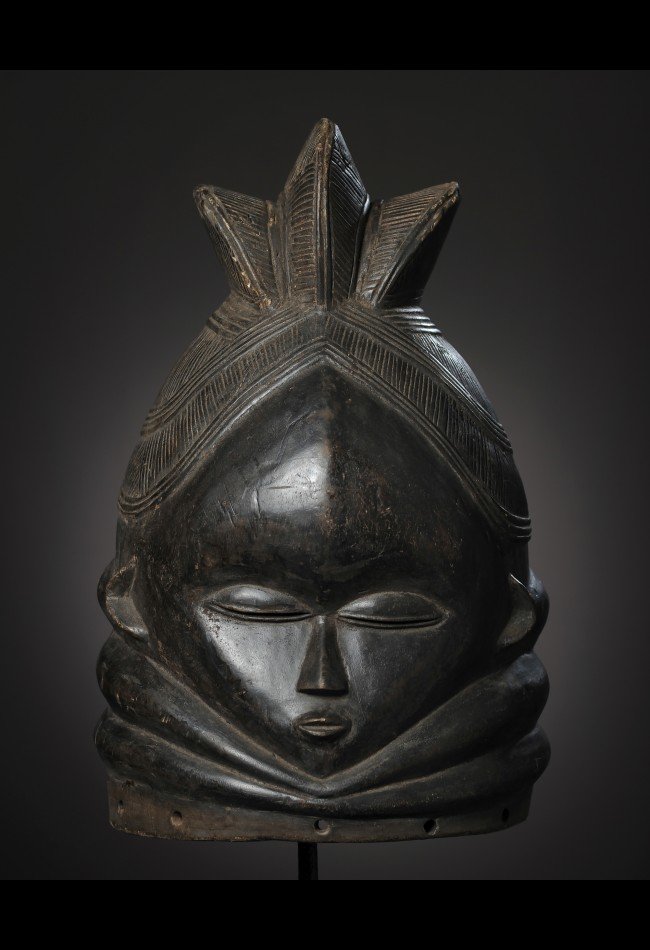 Découvrez notre sélection d'objets d'art Mende : masques Sowei, sculptures et pièces anciennes d'Afrique de l'Ouest destinées aux collectionneurs et passionnés d'art africain authentique.