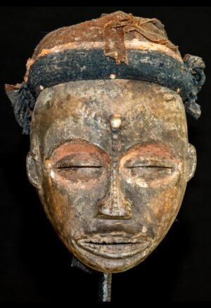 Masque Chokwe Pwo Angola représentant la figure féminine Pwo dans la tradition artistique Chokwe. Une pièce d’art africain destinée aux collectionneurs et amateurs de patrimoine africain.