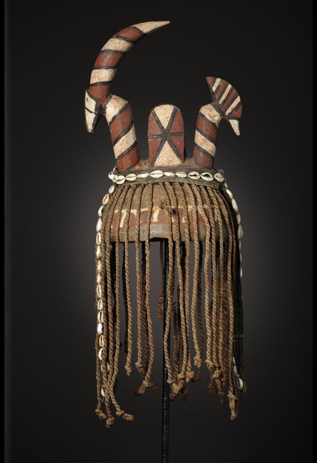 masque-cimier-bobo-burkina-fasso (1) **Masques anciens d’Afrique** : découvrez une sélection de pièces de collection provenant de différentes traditions africaines. Masques Bobo, Dogon, Baoulé, Fang, Bamoun et autres œuvres anciennes s’adressent aux collectionneurs et amateurs d’art africain, d’objets ethnographiques et de patrimoine culturel. Chaque pièce est sélectionnée pour son caractère, son histoire et son intérêt artistique.