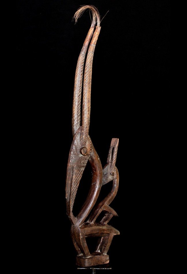 masque-cimier-tyi-wara-bambara-mali (2) Découvrez ce masque cimier Tyi Wara Bambara du Mali, pièce d’art africain liée aux traditions agraires, destinée aux collectionneurs et amateurs de masques anciens.