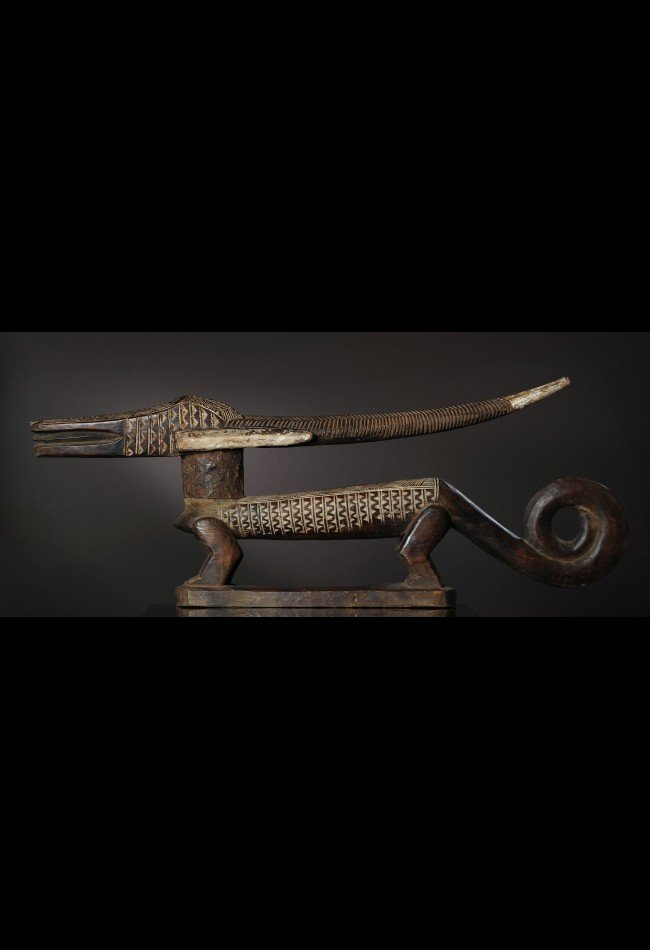 **Masque Cimier Tyi Wara Bambara Mali**, pièce d’art africain traditionnel recherchée par les collectionneurs. Issu de la tradition Ciwara des Bambara, ce cimier associe symbolisme agricole, formes géométriques et représentation animalière. Une pièce remarquable pour les amateurs de masques africains anciens, de sculptures rituelles et de patrimoine artistique du Mali.