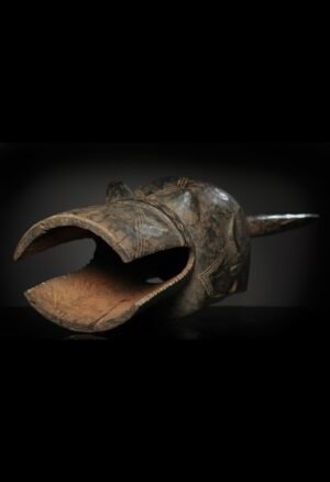 Découvrez ce masque cimier Mumuye du Nigéria, représentation zoomorphe du buffle, une pièce d’art africain destinée aux collectionneurs et amateurs.