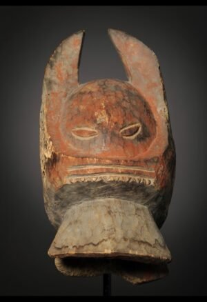 Découvrez notre sélection de **masques africains anciens**, pièces recherchées par les collectionneurs et amateurs d’art tribal. Masques cimiers, masques zoomorphes, masques-heaumes et sculptures traditionnelles témoignent de la richesse artistique et culturelle des différentes régions d’Afrique. Chaque objet possède ses formes, sa patine et son histoire, pour une collection authentique d’**art africain ancien**.
