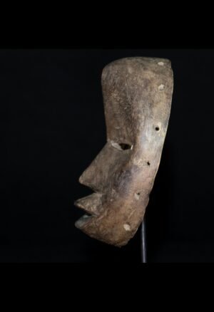 Découvrez notre sélection de masques Dan de Côte d’Ivoire, pièces d’art africain ancien recherchées par les collectionneurs et amateurs d’antiquités. Ces masques témoignent de la richesse artistique et culturelle du peuple Dan et constituent des objets de collection uniques.