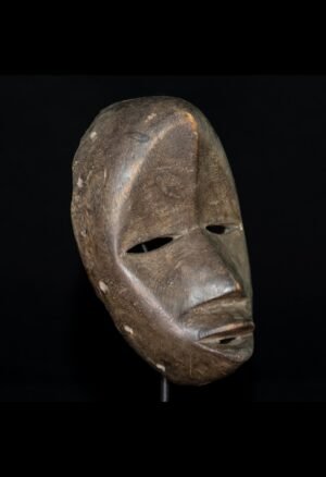 Découvrez notre sélection de masques Dan de Côte d’Ivoire, pièces d’art africain ancien recherchées par les collectionneurs et amateurs d’antiquités. Ces masques témoignent de la richesse artistique et culturelle du peuple Dan et constituent des objets de collection uniques.