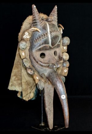 ## Masques anciens d’Afrique Découvrez notre sélection de **masques anciens d’Afrique**, choisis pour les collectionneurs et amateurs d’art africain, d’art tribal et d’objets ethnographiques. Masques Dan, Baoulé, Dogon, Bamiléké, Punu et autres traditions africaines témoignent de la richesse des cultures et savoir-faire du continent. Chaque pièce possède son histoire, ses particularités stylistiques et une dimension culturelle qui en fait bien plus qu’un simple objet décoratif. Explorez notre collection de **masques africains anciens** et trouvez une pièce singulière pour enrichir votre collection.