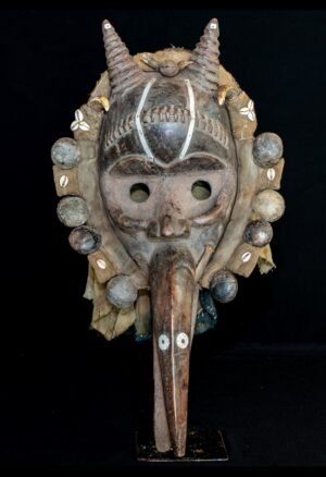 ## Masques anciens d’Afrique Découvrez notre sélection de **masques anciens d’Afrique**, choisis pour les collectionneurs et amateurs d’art africain, d’art tribal et d’objets ethnographiques. Masques Dan, Baoulé, Dogon, Bamiléké, Punu et autres traditions africaines témoignent de la richesse des cultures et savoir-faire du continent. Chaque pièce possède son histoire, ses particularités stylistiques et une dimension culturelle qui en fait bien plus qu’un simple objet décoratif. Explorez notre collection de **masques africains anciens** et trouvez une pièce singulière pour enrichir votre collection.