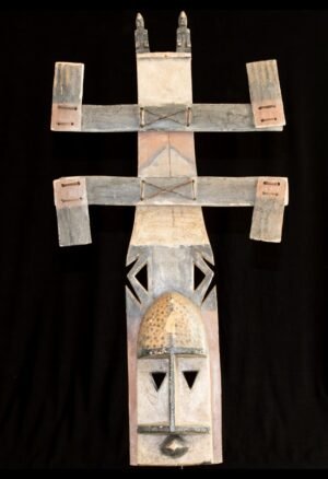 Découvrez notre sélection de masques africains anciens, objets rituels et pièces d'exception destinés aux collectionneurs et amateurs d'art africain authentique.