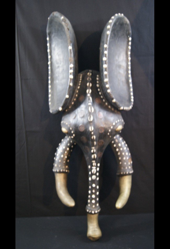 Découvrez notre sélection de **masques anciens africains**, destinés aux collectionneurs et amateurs d’art africain. Masques Bamiléké, Dogon, Baoulé, Yoruba, Dan ou Sénoufo : chaque pièce témoigne d’un savoir-faire, d’une histoire et d’un univers culturel singulier. Explorez des objets de collection sélectionnés pour leur caractère, leur provenance et leur valeur patrimoniale.