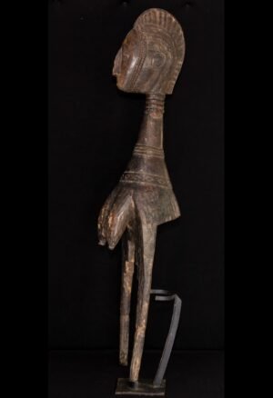 Découvrez notre sélection de masques africains anciens, œuvres ethnographiques et pièces d’art tribal destinées aux collectionneurs et amateurs de patrimoine africain. Chaque masque raconte une histoire, une tradition et un savoir-faire propres aux cultures du continent.