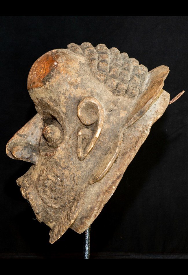 masque-facial-makonde-tanzanie (1) Découvrez notre sélection de **masques africains anciens** destinés aux collectionneurs et aux amateurs d’art africain. Masques Makondé, Fang, Kuba, Yoruba, Baoulé, Sénoufo et autres traditions africaines : chaque pièce possède son esthétique, son histoire et son identité culturelle. Explorez nos **masques anciens et objets ethnographiques africains** sélectionnés pour leur caractère, leur patine et leur intérêt de collection.