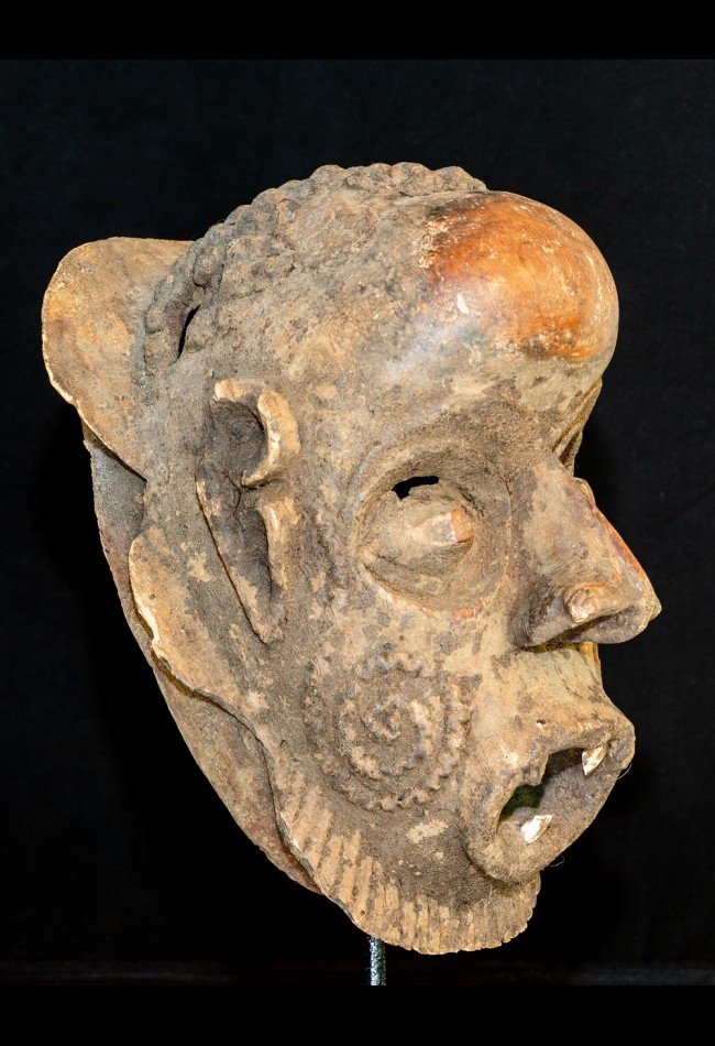 masque-facial-makonde-tanzanie (2) Découvrez notre sélection de **masques africains anciens** destinés aux collectionneurs et aux amateurs d’art africain. Masques Makondé, Fang, Kuba, Yoruba, Baoulé, Sénoufo et autres traditions africaines : chaque pièce possède son esthétique, son histoire et son identité culturelle. Explorez nos **masques anciens et objets ethnographiques africains** sélectionnés pour leur caractère, leur patine et leur intérêt de collection.