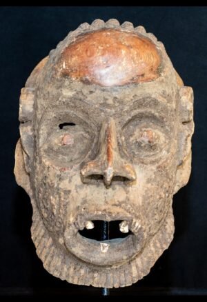 Découvrez notre sélection de **masques africains anciens** destinés aux collectionneurs et aux amateurs d’art africain. Masques Makondé, Fang, Kuba, Yoruba, Baoulé, Sénoufo et autres traditions africaines : chaque pièce possède son esthétique, son histoire et son identité culturelle. Explorez nos **masques anciens et objets ethnographiques africains** sélectionnés pour leur caractère, leur patine et leur intérêt de collection.