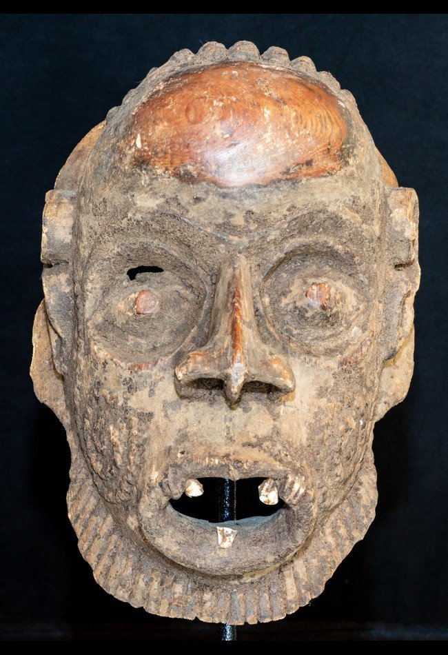 Découvrez notre sélection de **masques africains anciens** destinés aux collectionneurs et aux amateurs d’art africain. Masques Makondé, Fang, Kuba, Yoruba, Baoulé, Sénoufo et autres traditions africaines : chaque pièce possède son esthétique, son histoire et son identité culturelle. Explorez nos **masques anciens et objets ethnographiques africains** sélectionnés pour leur caractère, leur patine et leur intérêt de collection.