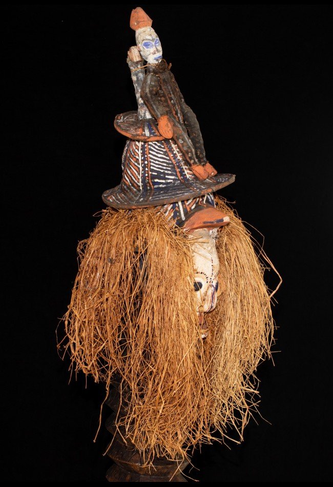 Masque fétiche Yaka RDC ancien, pièce unique destinée aux collectionneurs d’art africain. Découvrez son histoire, sa provenance et son esthétique cérémonielle.