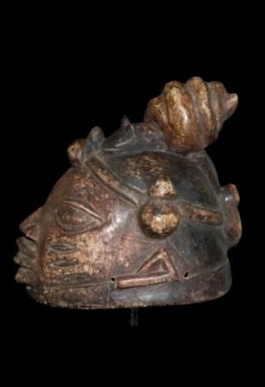 **Masques anciens africains** : découvrez une sélection de pièces d’art africain destinées aux collectionneurs et amateurs d’objets anciens. Masques Yoruba, Gélédé, Dogon, Baoulé, Dan et autres traditions d’Afrique de l’Ouest témoignent de la richesse des cultures et savoir-faire africains. Chaque pièce apporte une dimension historique, artistique et esthétique unique à une collection.