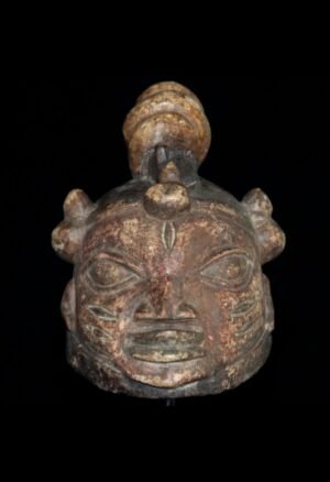 **Masques anciens africains** : découvrez une sélection de pièces d’art africain destinées aux collectionneurs et amateurs d’objets anciens. Masques Yoruba, Gélédé, Dogon, Baoulé, Dan et autres traditions d’Afrique de l’Ouest témoignent de la richesse des cultures et savoir-faire africains. Chaque pièce apporte une dimension historique, artistique et esthétique unique à une collection.