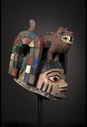 Découvrez notre sélection de **masques africains anciens**, destinée aux collectionneurs et amateurs d’art africain. Masques Yoruba, Gélédé, Baoulé, Dogon, Bamiléké et autres traditions d’Afrique témoignent de la diversité des savoir-faire, des symboles et des cultures du continent. Chaque **masque africain ancien** possède son identité, son histoire et ses caractéristiques propres. Explorez notre collection de pièces sélectionnées pour leur intérêt artistique, ethnographique et patrimonial.