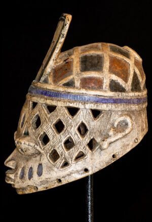 Découvrez notre sélection de masques Gélédé Yoruba, pièces d’art africain recherchées par les collectionneurs et amateurs d’objets anciens du Nigéria et d’Afrique de l’Ouest.