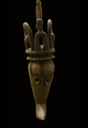 **Masques africains anciens** : découvrez une sélection de pièces d’art africain destinées aux collectionneurs et amateurs d’objets anciens. Masques Yoruba, Gélédé, Dogon, Baoulé, Dan, Bamiléké et autres traditions africaines témoignent de la richesse artistique et culturelle du continent. Chaque pièce possède son caractère, son histoire et son esthétique propres.