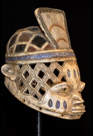 Découvrez notre sélection de masques Gélédé Yoruba, pièces d’art africain recherchées par les collectionneurs et amateurs d’objets anciens du Nigéria et d’Afrique de l’Ouest.