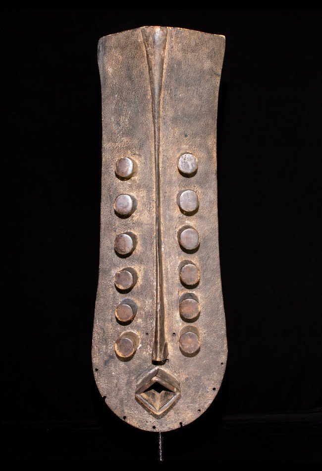 Découvrez notre sélection de masques Grébo de Côte d’Ivoire, objets d’art africain recherchés par les collectionneurs et amateurs d’art traditionnel.